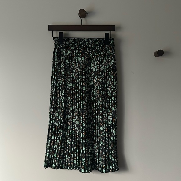 HAPSHO FLORAL MIDI SKIRT SIZE MEDIUM BLACK WITH GREEN AND TAUPE PRINT - Picture 3 of 4